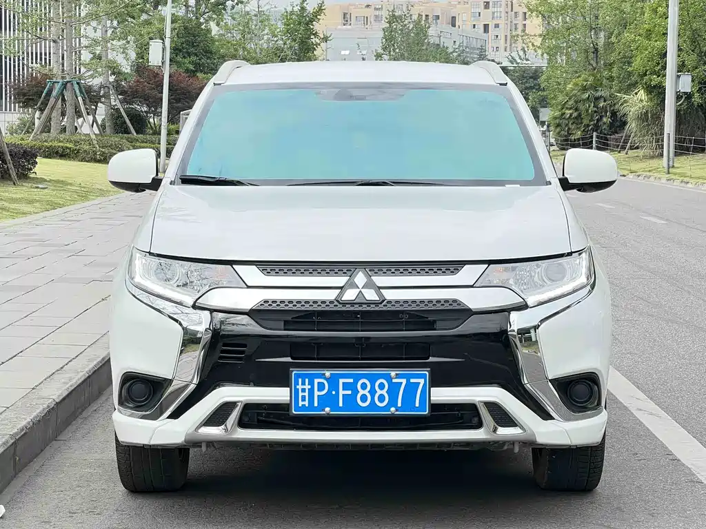 Outlander 2.0 L 2 WD Smooth Travel 5-seat