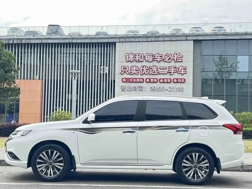Outlander 2.0 L 2 WD Smooth Travel 5-seat