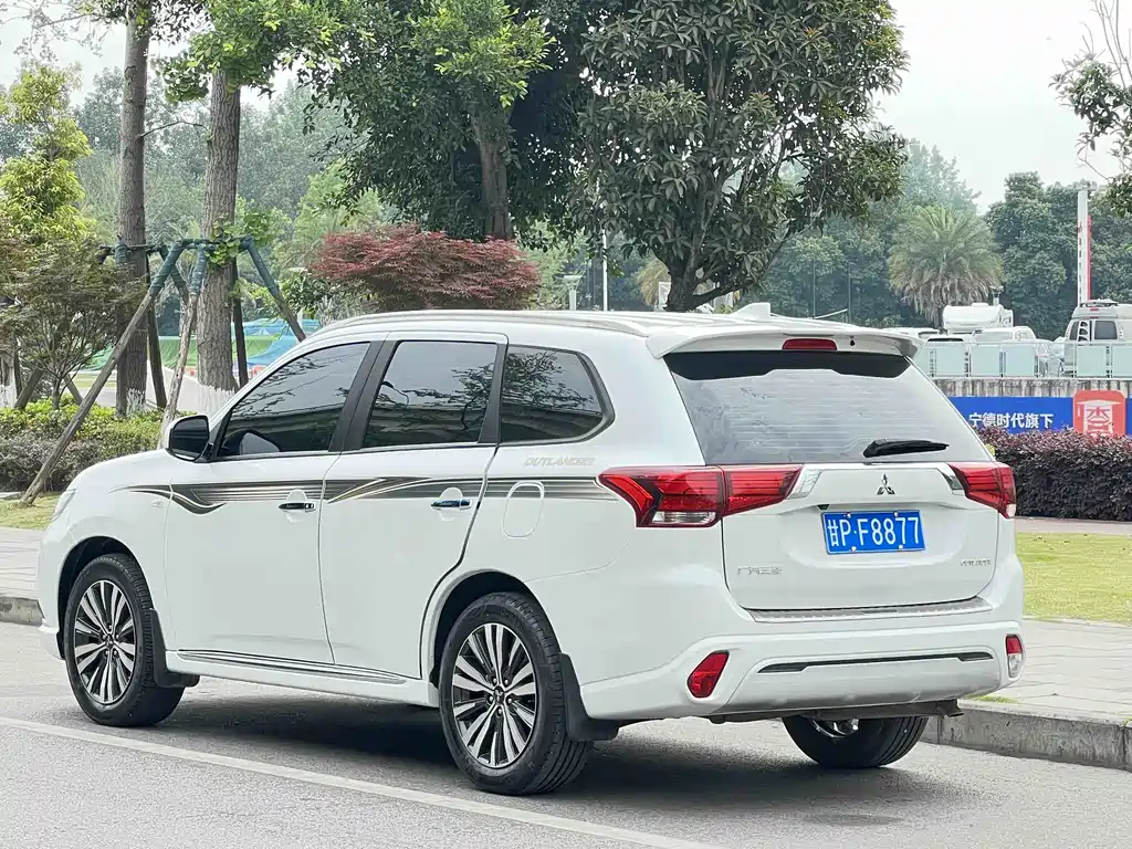 Outlander 2.0 L 2 WD Smooth Travel 5-seat