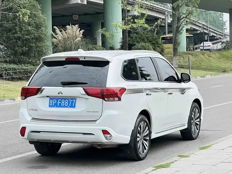 Mitsubishi Outlander 2.0 L 2 WD Smooth Travel 5-seat