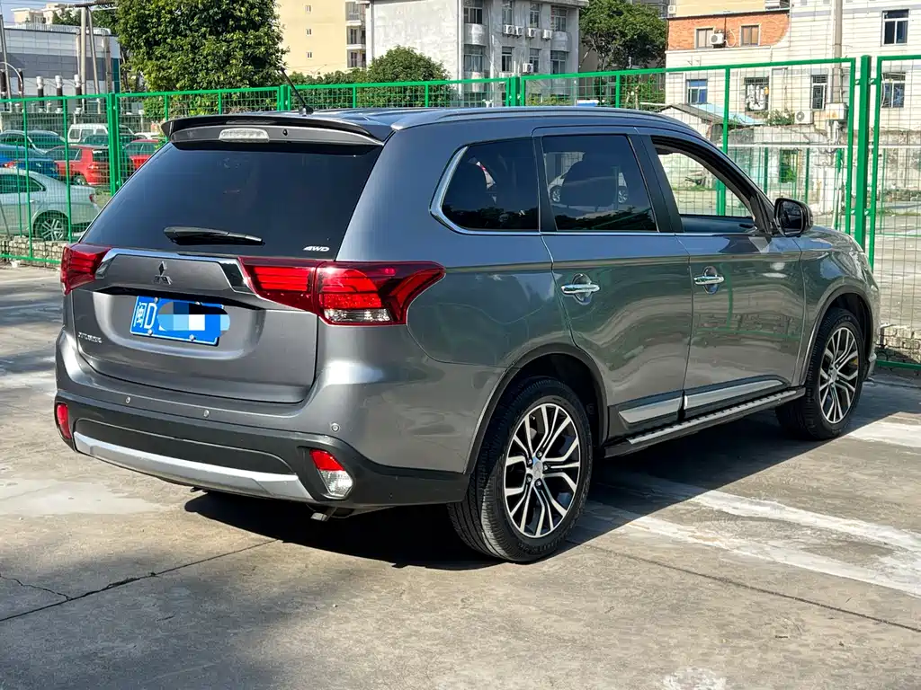 Outlander (Import) 欧蓝德(进口) 2016款 2.4 L 四驱精英版 7座