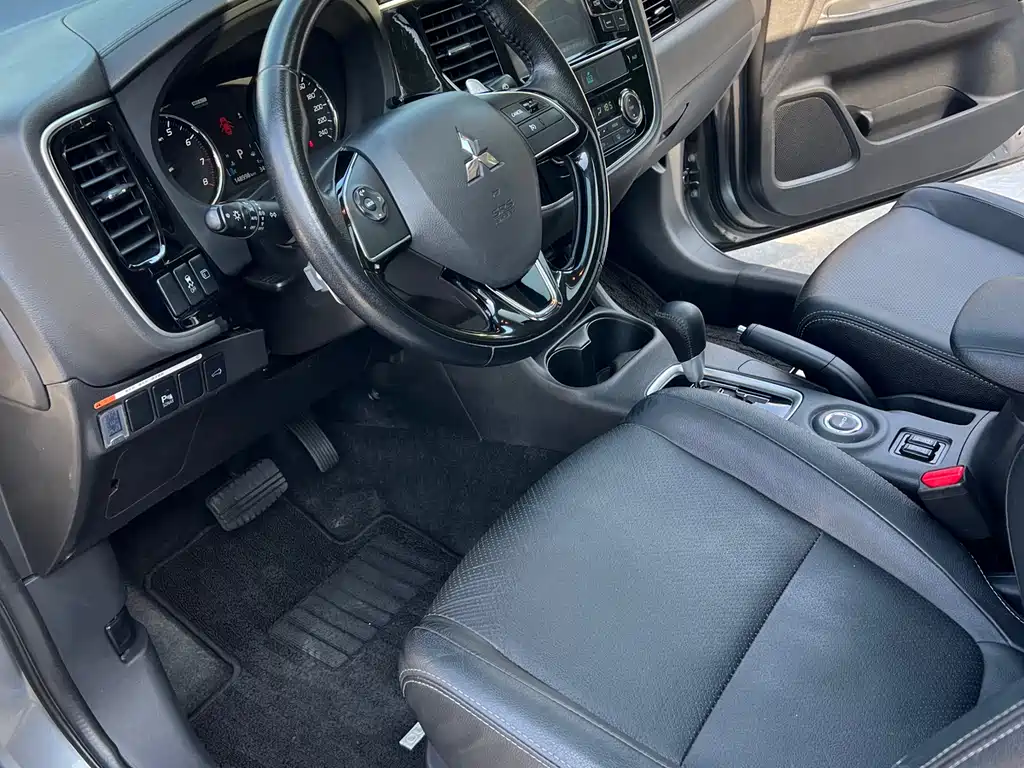 Outlander (Import) 欧蓝德(进口) 2016款 2.4 L 四驱精英版 7座