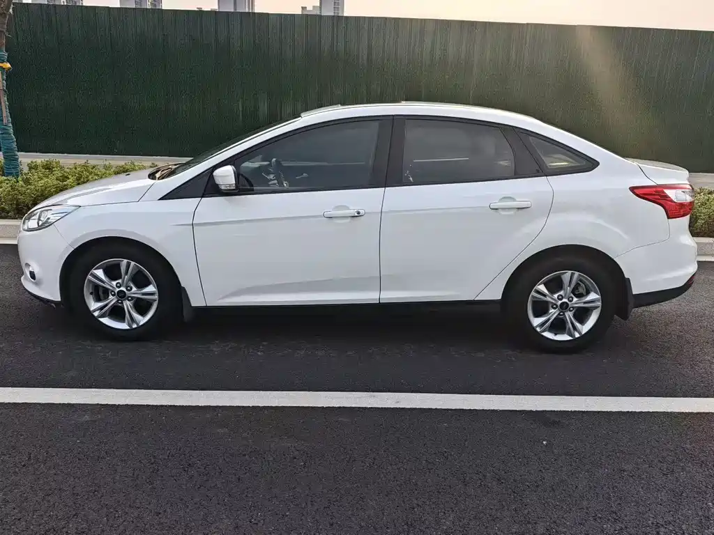 Focus Sedan 1.6 L Auto Comfort