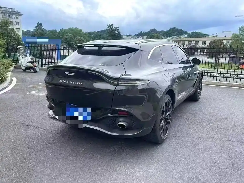 Aston Martin DBX 4.0 T V8