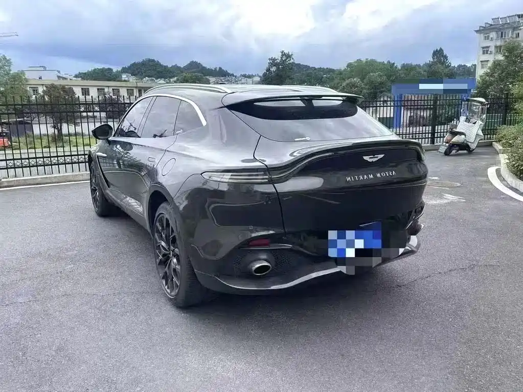 Aston Martin DBX 4.0 T V8