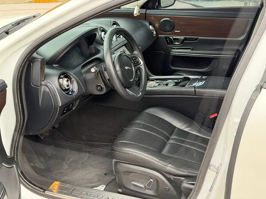 Jaguar XJ XJL 2.0 T 2 WD Graceful Business