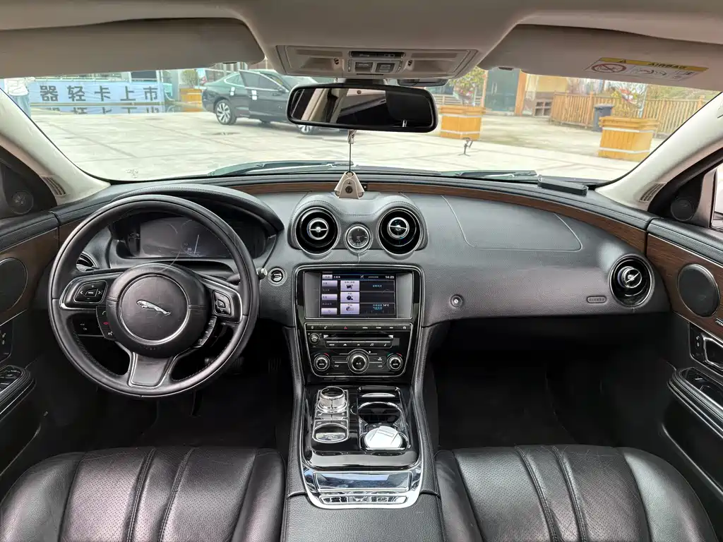 Jaguar XJ XJL 2.0 T 2 WD Graceful Business