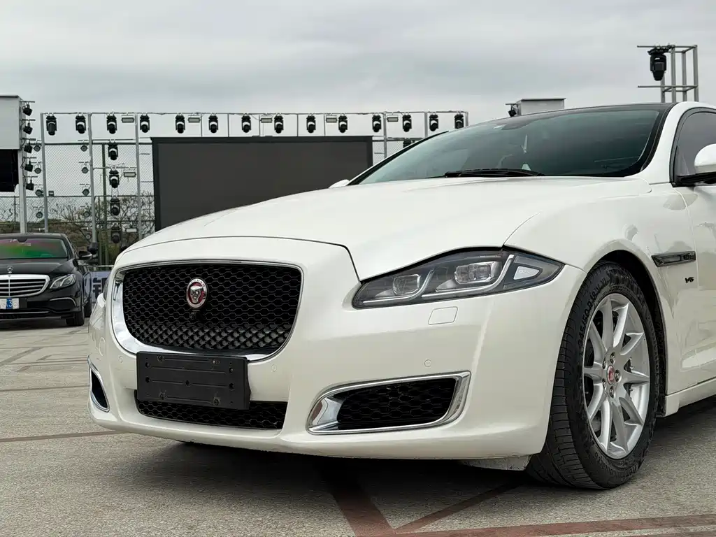 Jaguar XJ XJL 2.0 T 2 WD Graceful Business