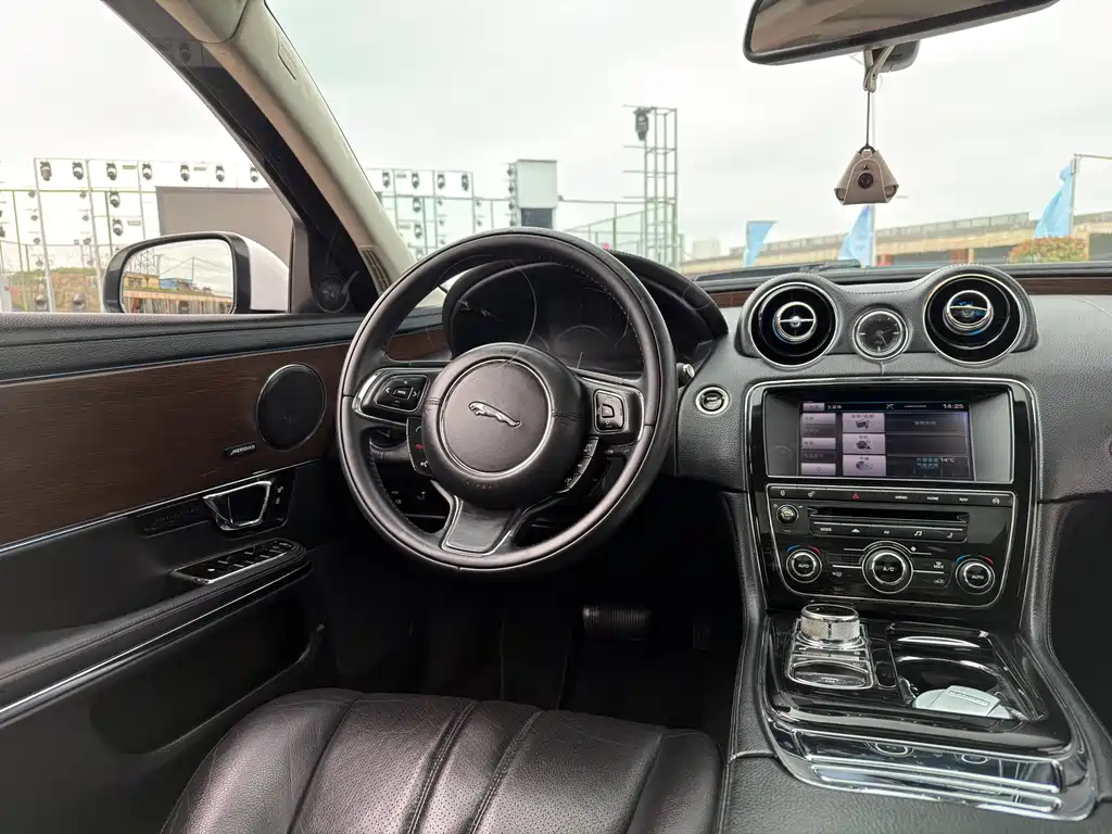 Jaguar XJ XJL 2.0 T 2 WD Graceful Business