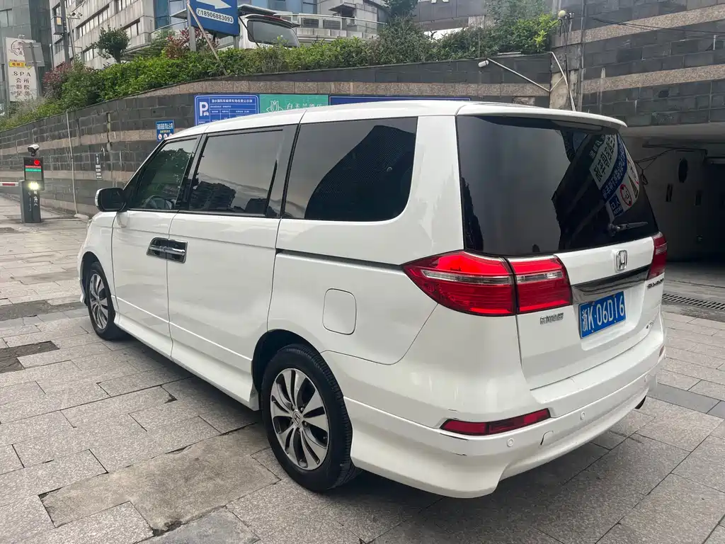 Elysion 2.4 L VTi-S Distinguished