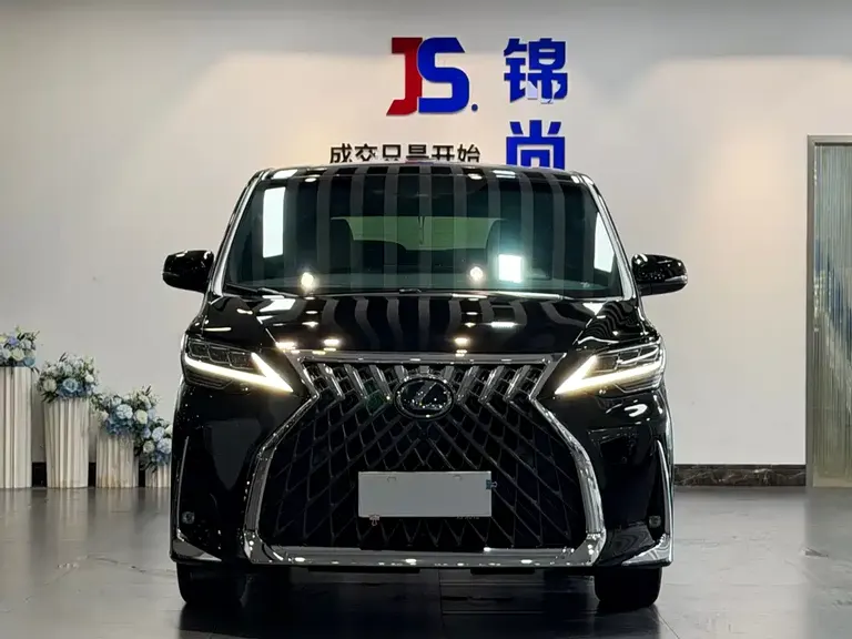 Lexus LM 300 h 4-seat Royal World