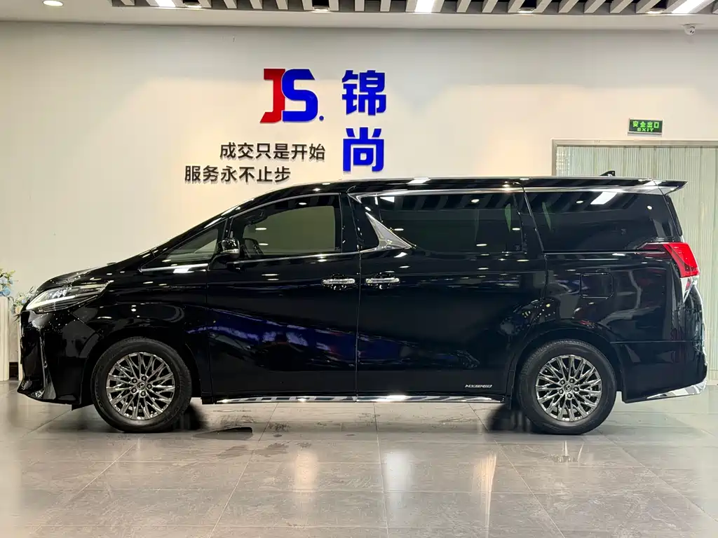 Lexus LM 300 h 4-seat Royal World
