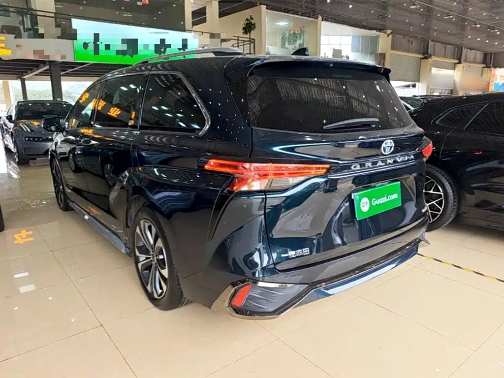 Granvia 2.5 L Hybrid Flagship VIP