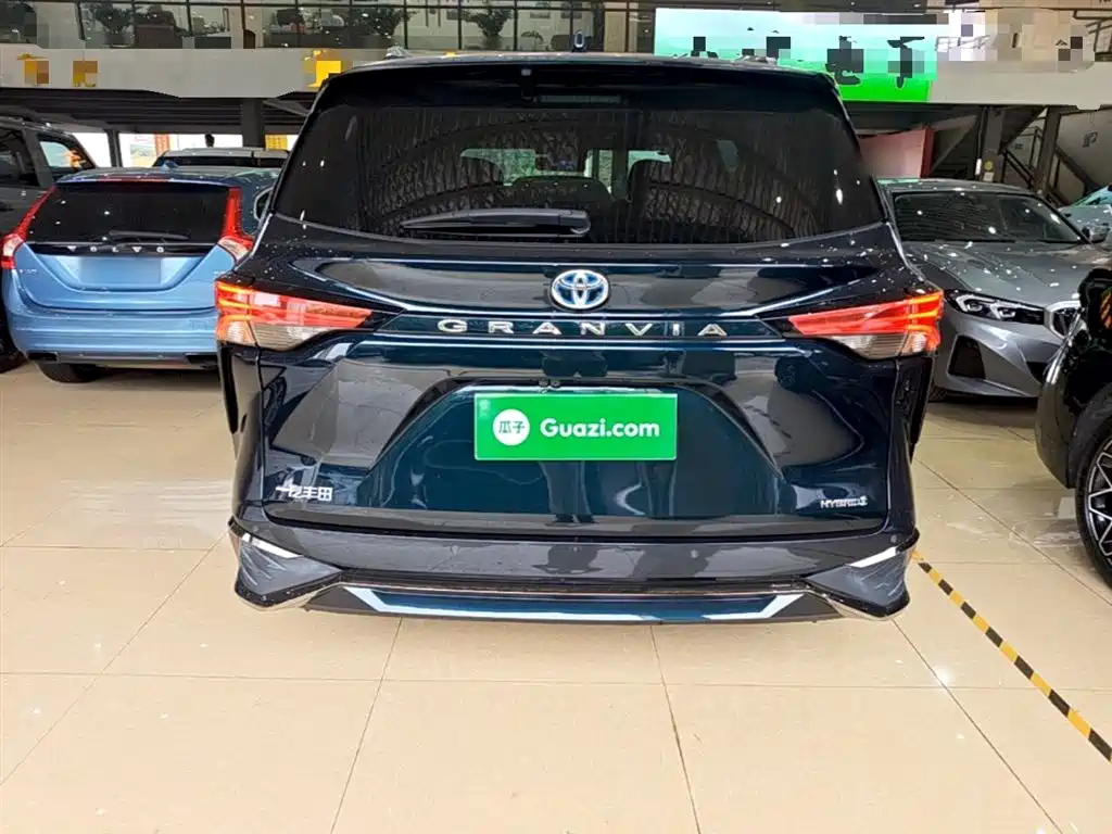 Granvia 2.5 L Hybrid Flagship VIP
