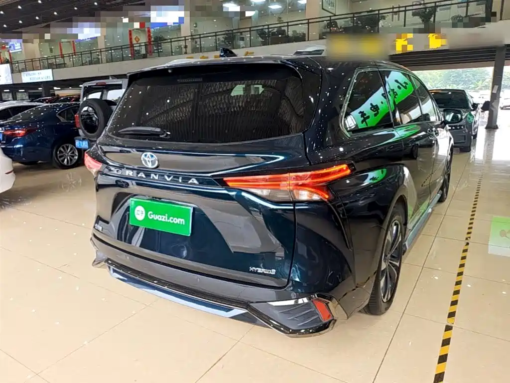 Granvia 2.5 L Hybrid Flagship VIP