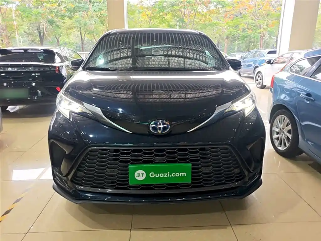 Granvia 2.5 L Hybrid Flagship VIP