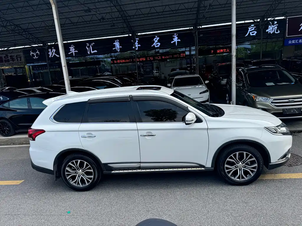 Outlander 2.4 L 4 WD Elite 5-seat