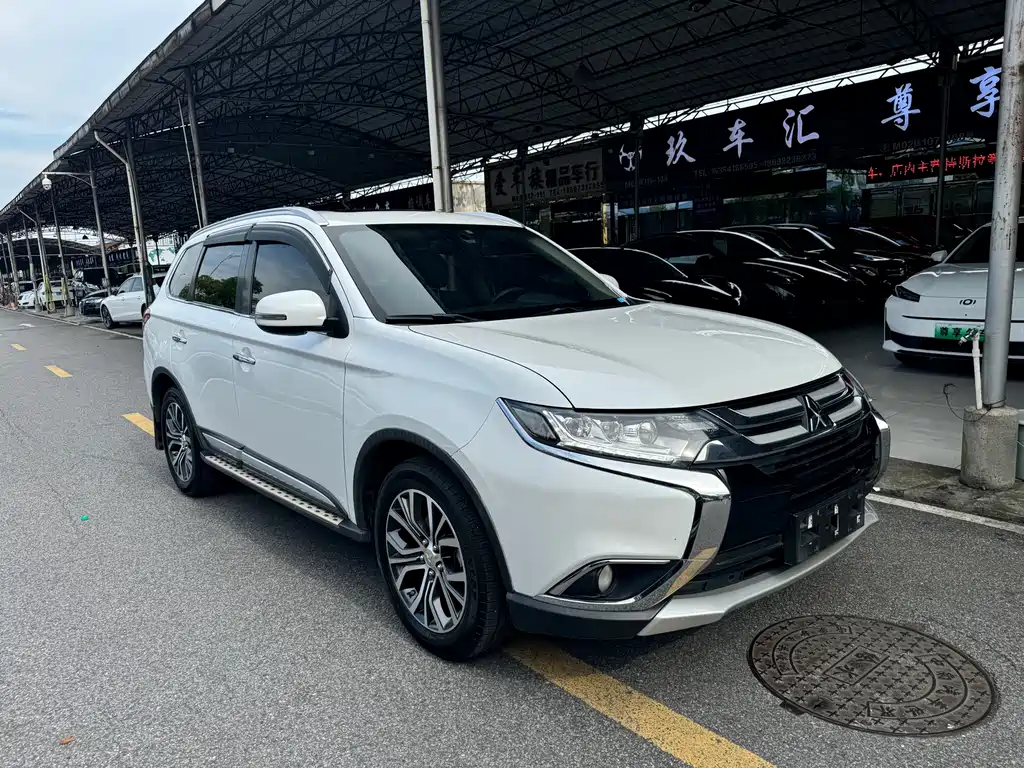 Outlander 2.4 L 4 WD Elite 5-seat