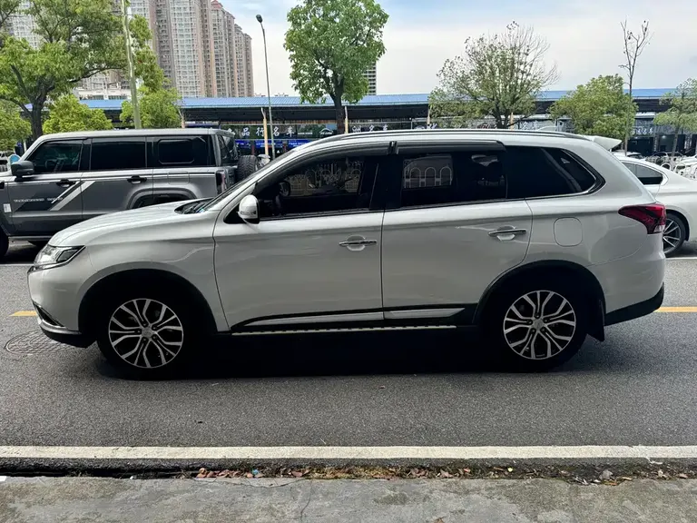 Mitsubishi Outlander 2.4 L 4 WD Elite 5-seat