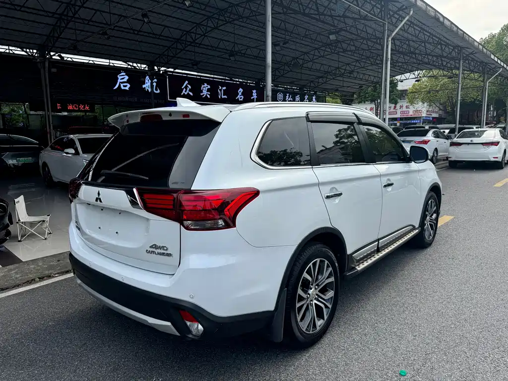Outlander 2.4 L 4 WD Elite 5-seat