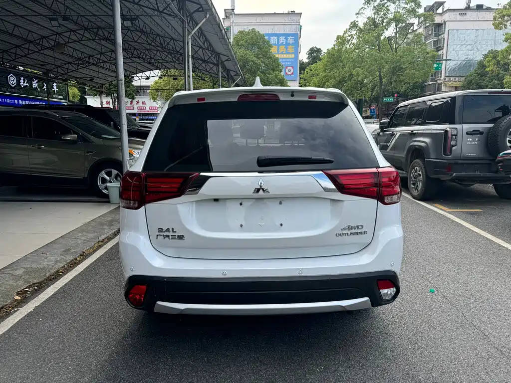 Outlander 2.4 L 4 WD Elite 5-seat