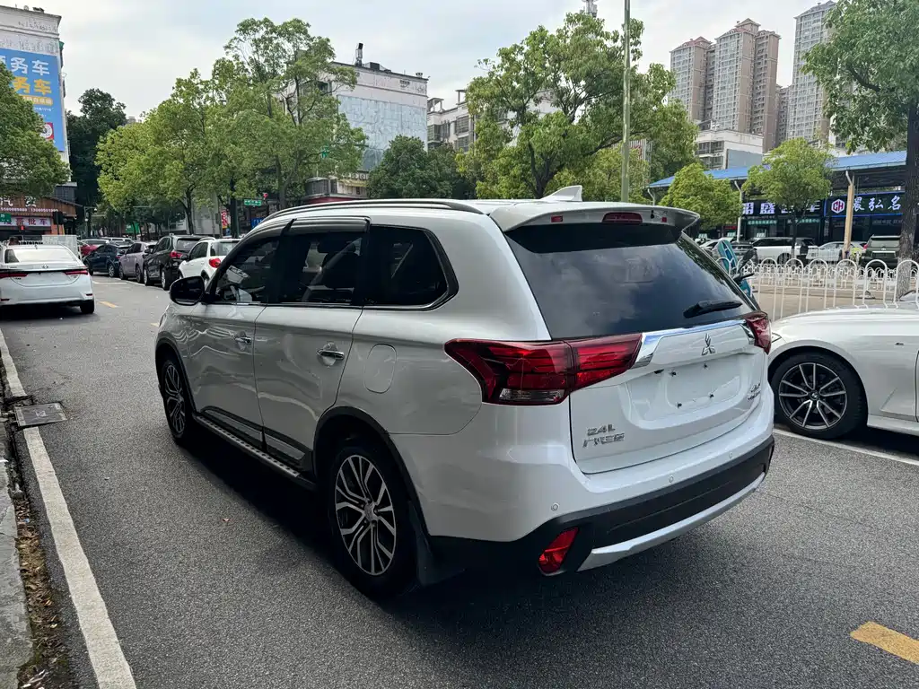 Outlander 2.4 L 4 WD Elite 5-seat