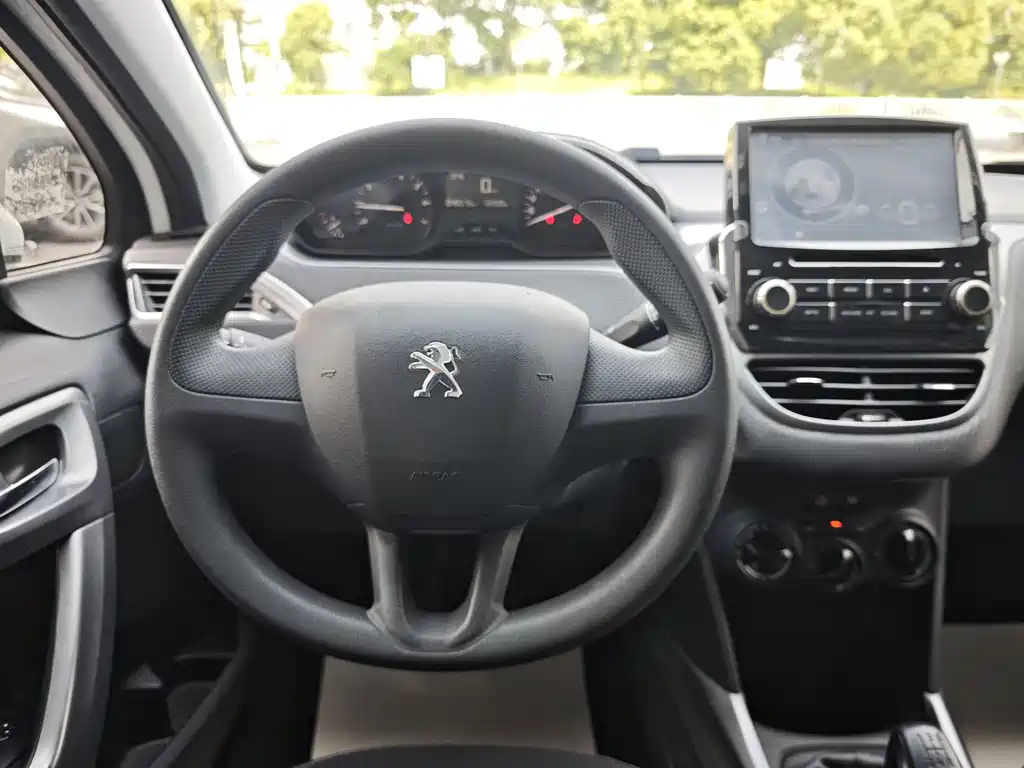 Peugeot 2008 2014 1.6 L Manual Trendy