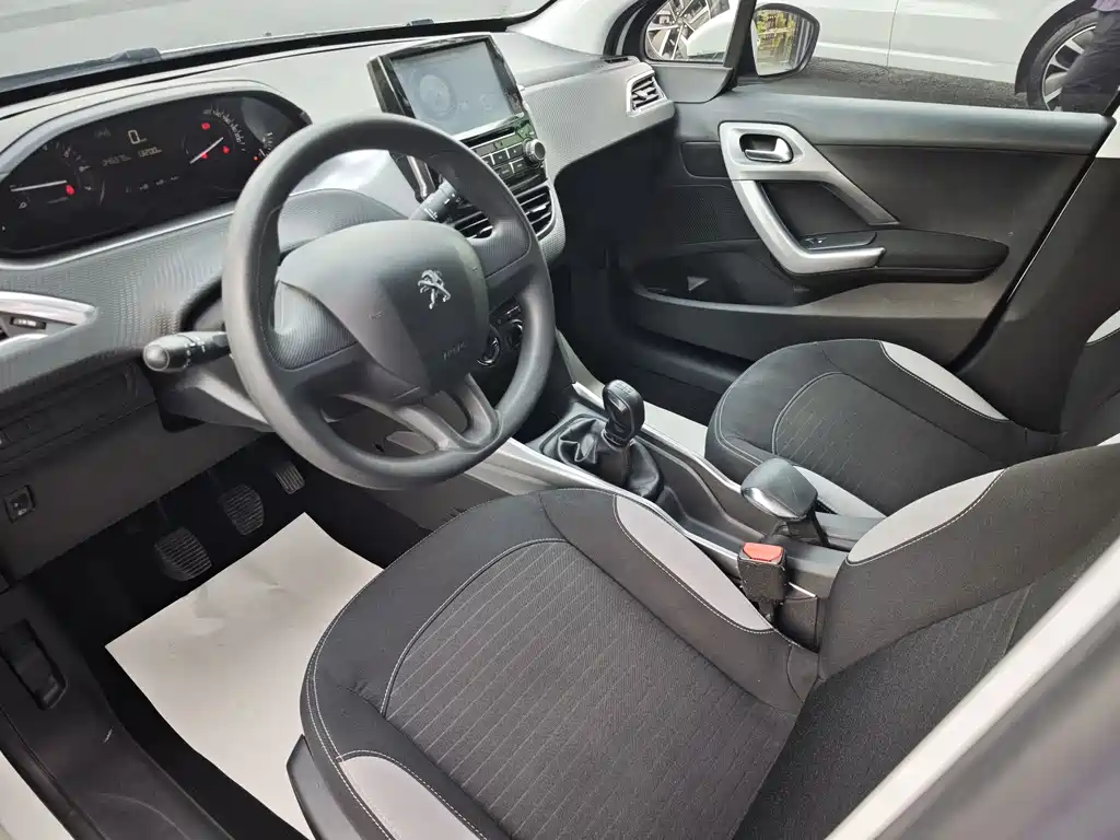 Peugeot 2008 2014 1.6 L Manual Trendy