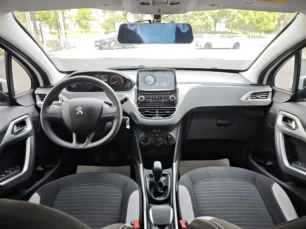 Peugeot 2008 2014 1.6 L Manual Trendy