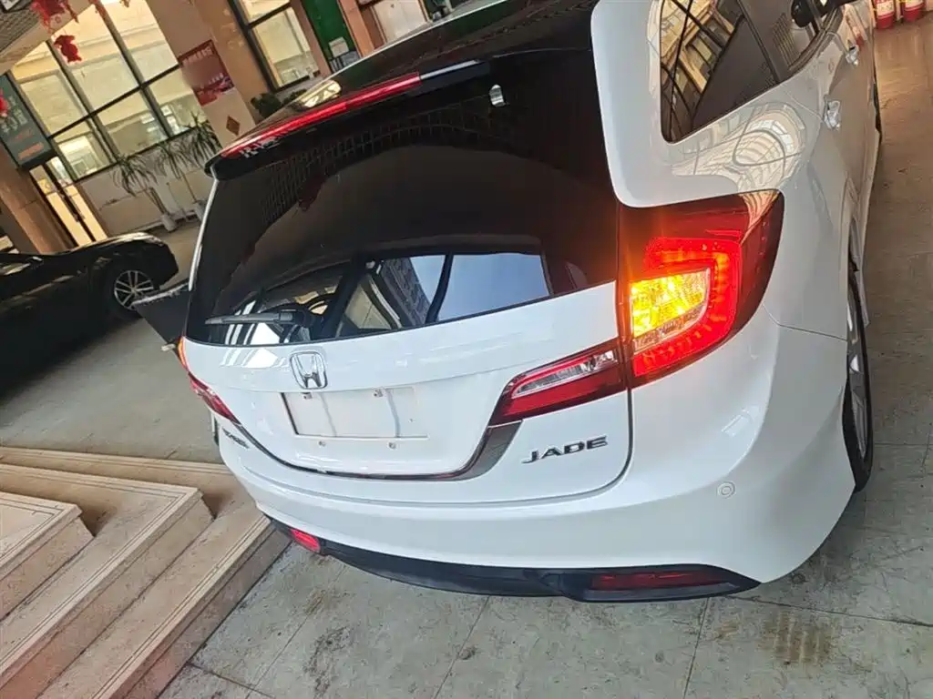 Jade 1.8 L Auto Comfort Elite 5-seat
