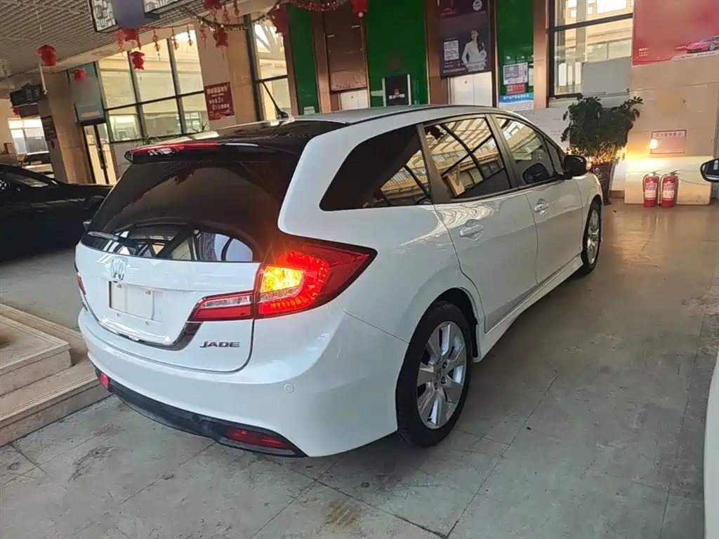 Jade 1.8 L Auto Comfort Elite 5-seat