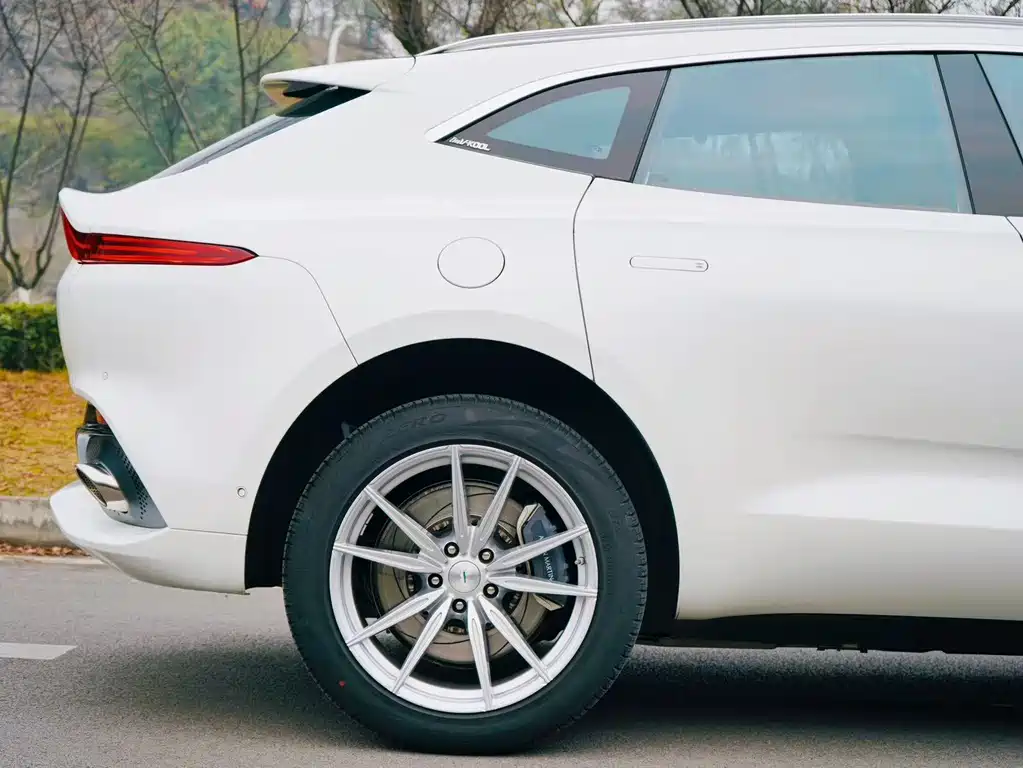 Aston Martin DBX 3.0 T STRAIGHT-SIX