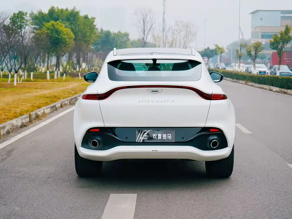 Aston Martin DBX 3.0 T STRAIGHT-SIX