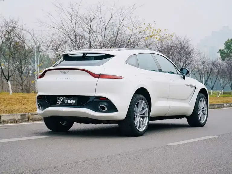 Aston Martin DBX 3.0 T STRAIGHT-SIX
