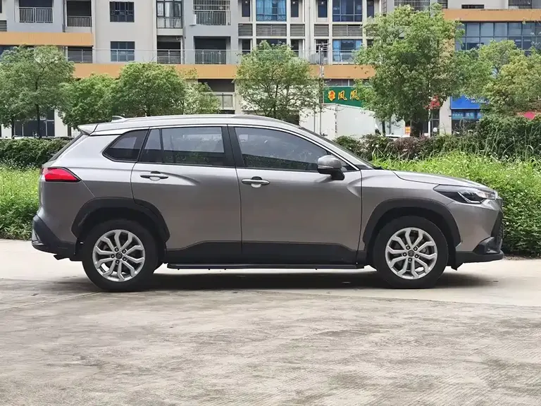 Toyota Frontlander 2.0 L CVT Leading