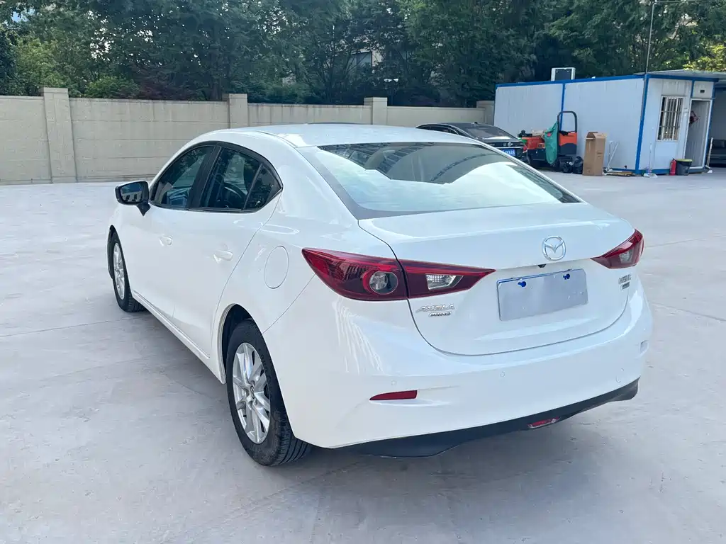 Mazda 3 Axela Cloud Control Sedan 1.5 L Auto Comfort CN-VI