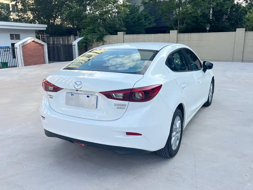 Mazda 3 Axela Cloud Control Sedan 1.5 L Auto Comfort CN-VI