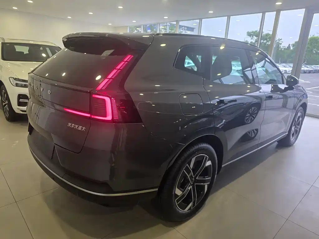 Volvo XC70 PHEV 沃尔沃XC70插电式混动 2026款 四驱超长续航Core