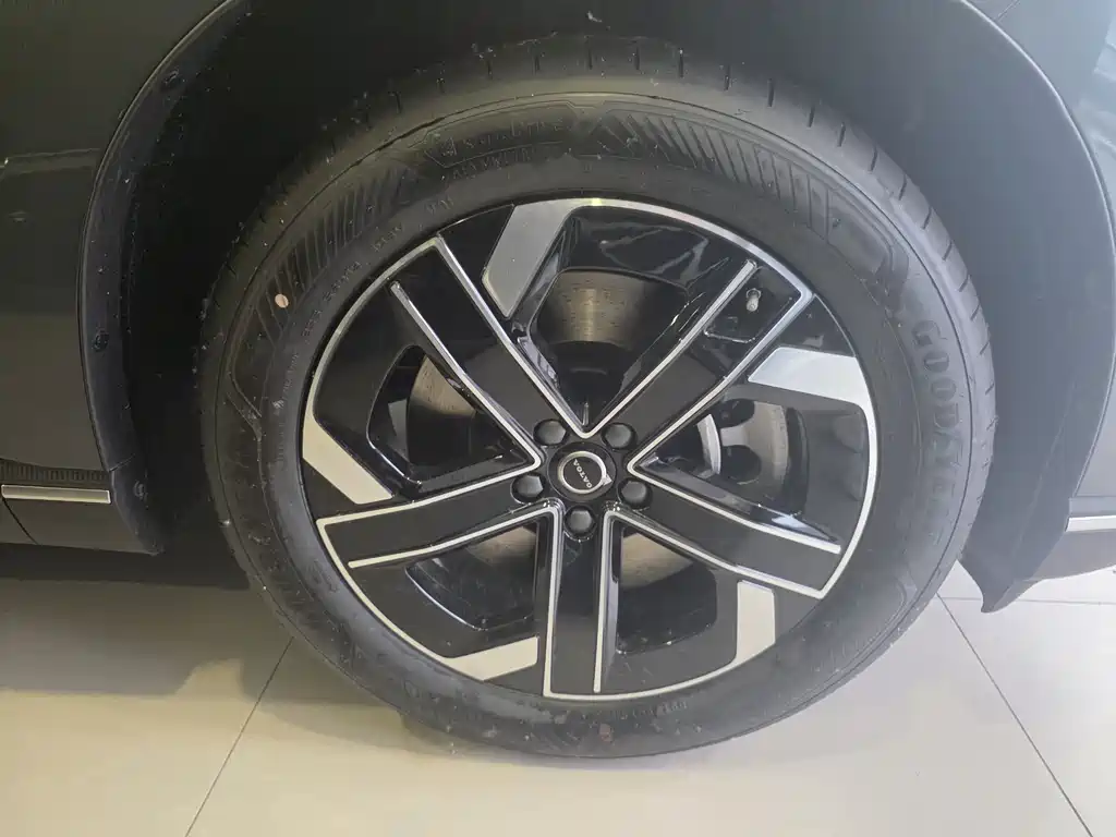 Volvo XC70 PHEV 沃尔沃XC70插电式混动 2026款 四驱超长续航Core