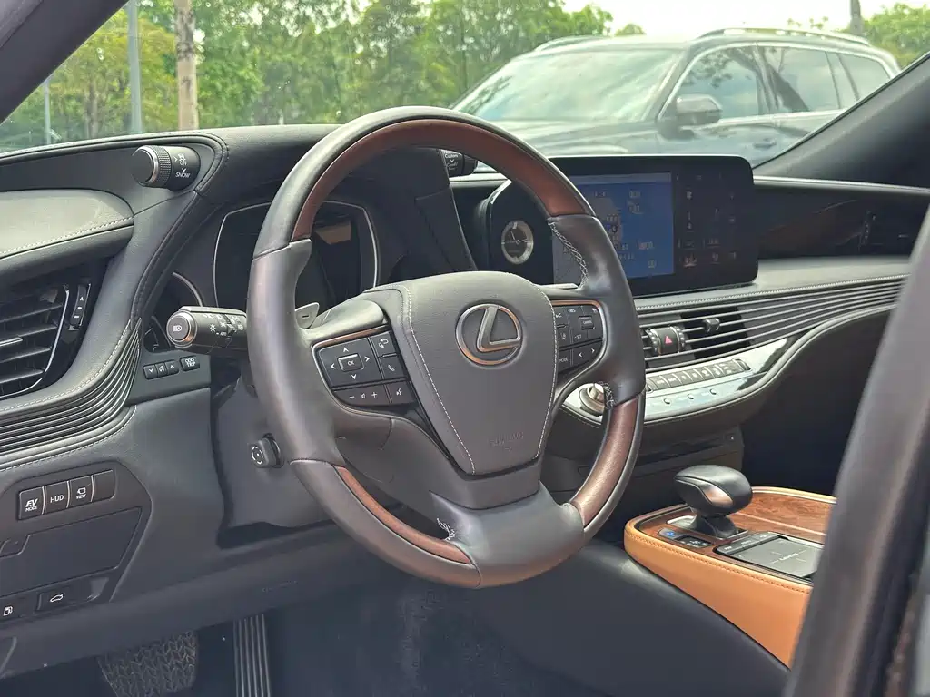 Lexus LS 500 h Premium