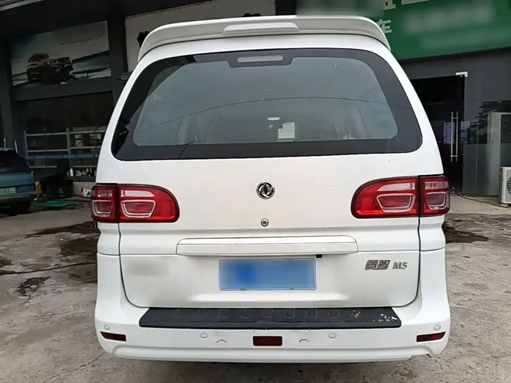 Lingzhi M5 L 1.6 L 7-seat Luxury