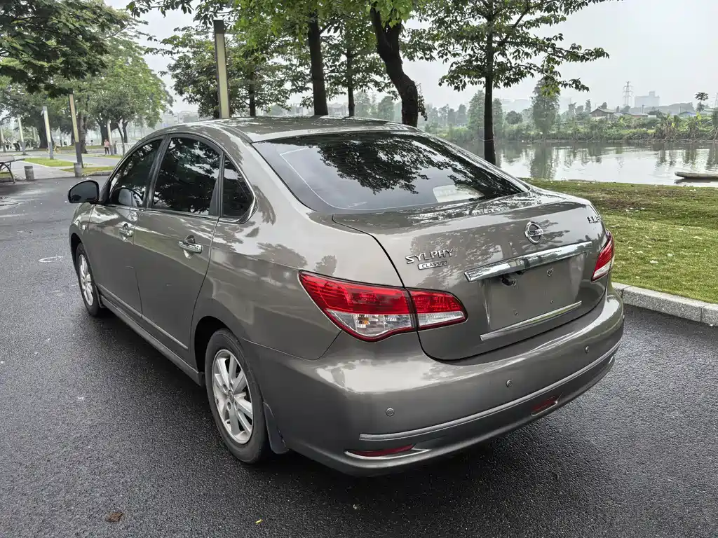 Sylphy Classic 1.6 XE Auto Leading
