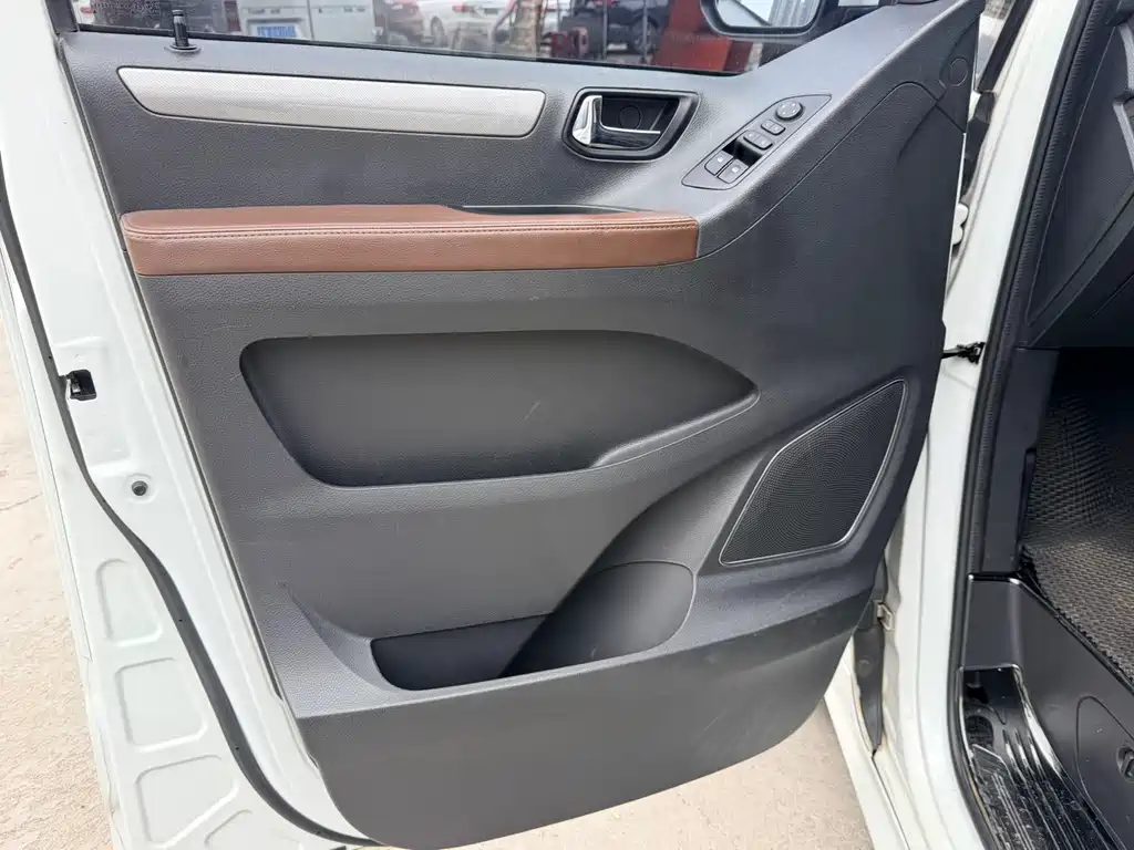 Maxus G10 2.0 T Auto Elite Gasoline 7-seat