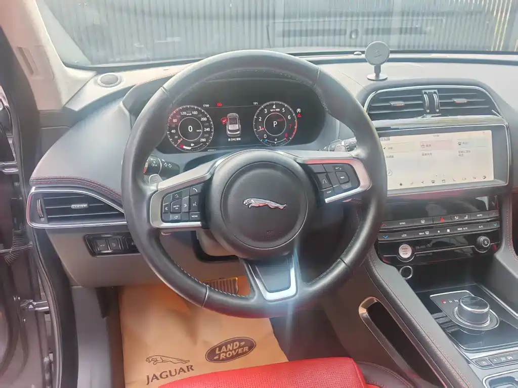 Jaguar F-PACE 2.0 T Urban Premium