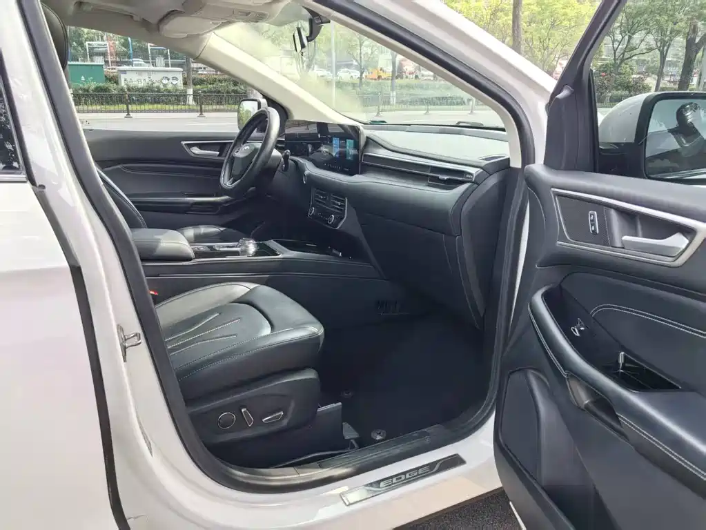 Edge PLUS EcoBoost 245 2 WD Platinum Sharp 5-seat