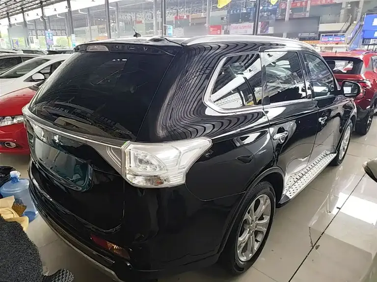 Mitsubishi Outlander (Import) 2.4 L 4 WD Luxury Value 5-seat