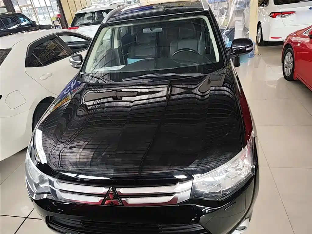 Outlander (Import) 2.4 L 4 WD Luxury Value 5-seat