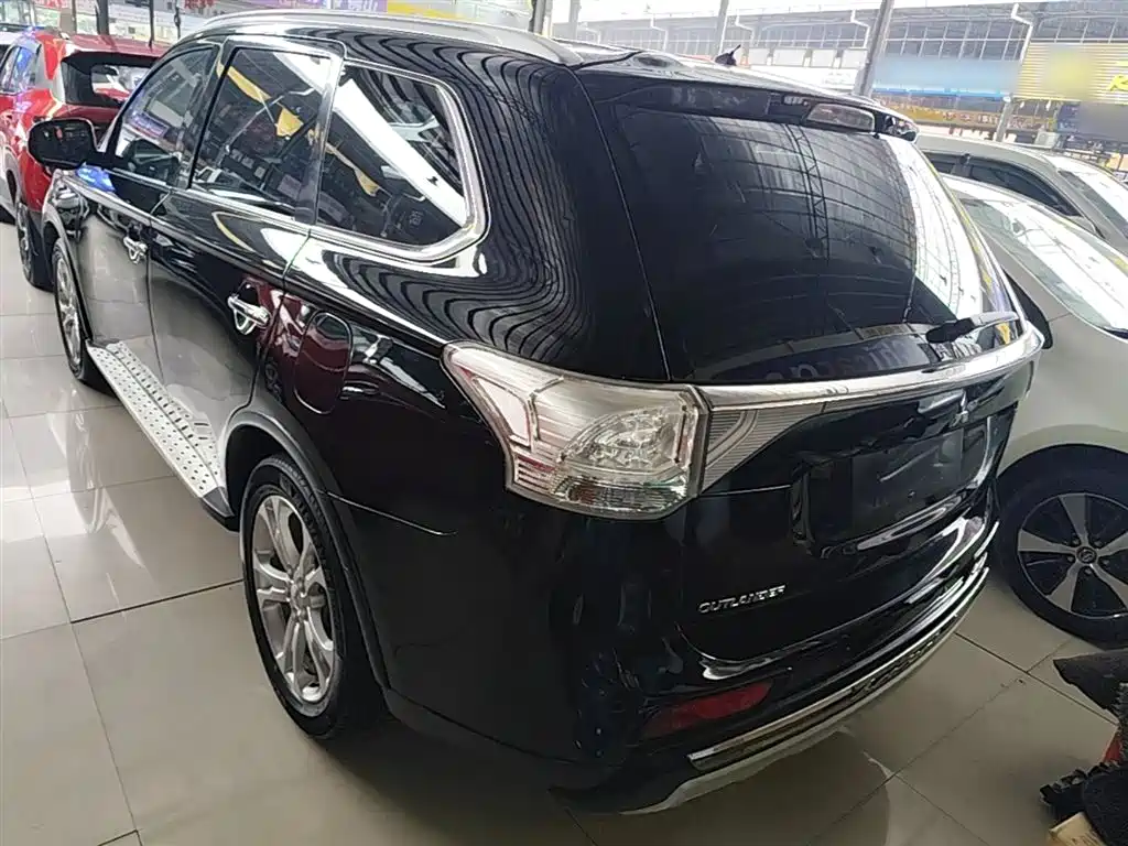 Outlander (Import) 2.4 L 4 WD Luxury Value 5-seat