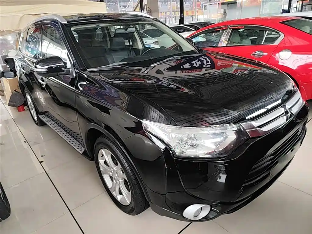 Outlander (Import) 2.4 L 4 WD Luxury Value 5-seat
