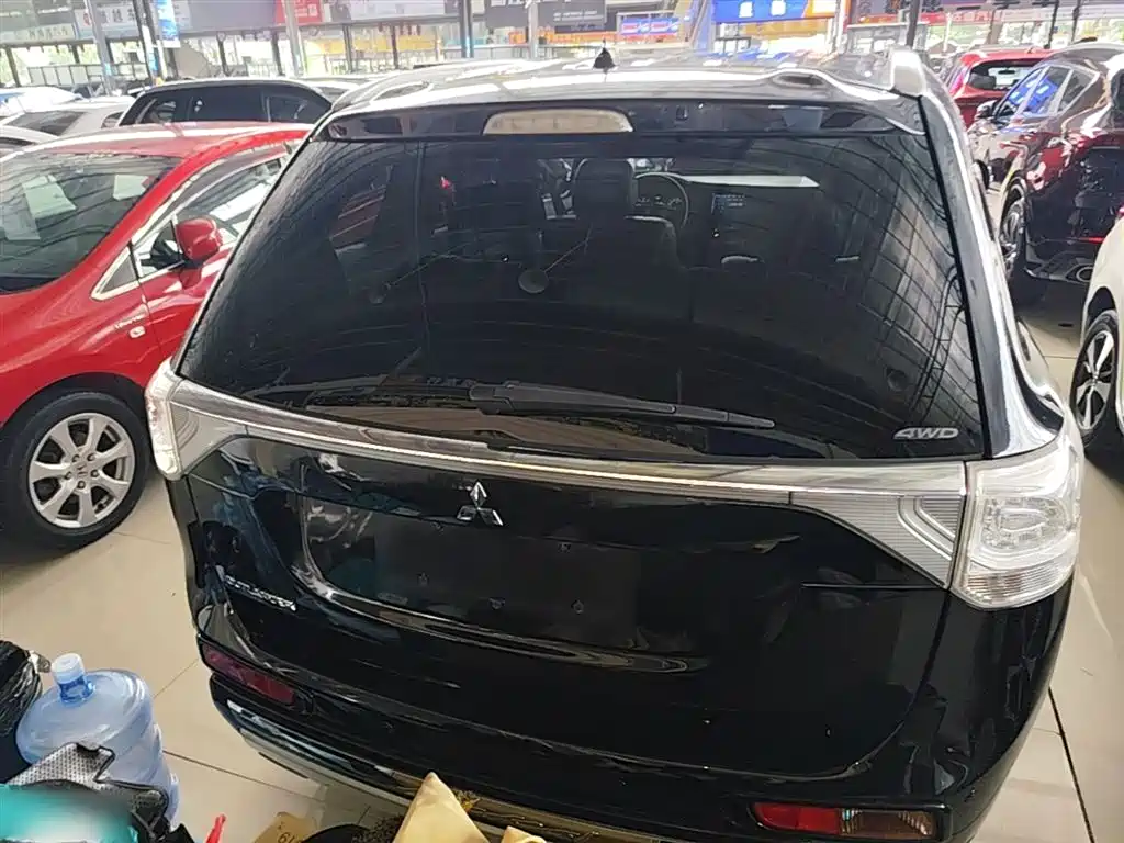 Outlander (Import) 2.4 L 4 WD Luxury Value 5-seat